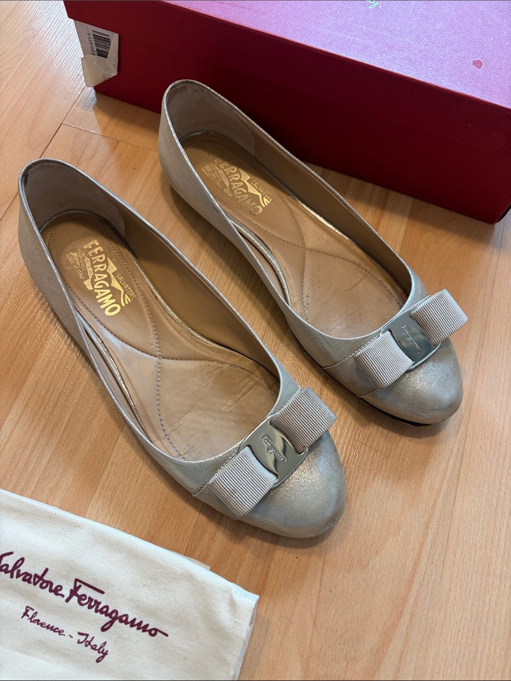 Salvatore Ferragamo Metallic Silver Leather Vara Bow Flats - Picture 6 of 8